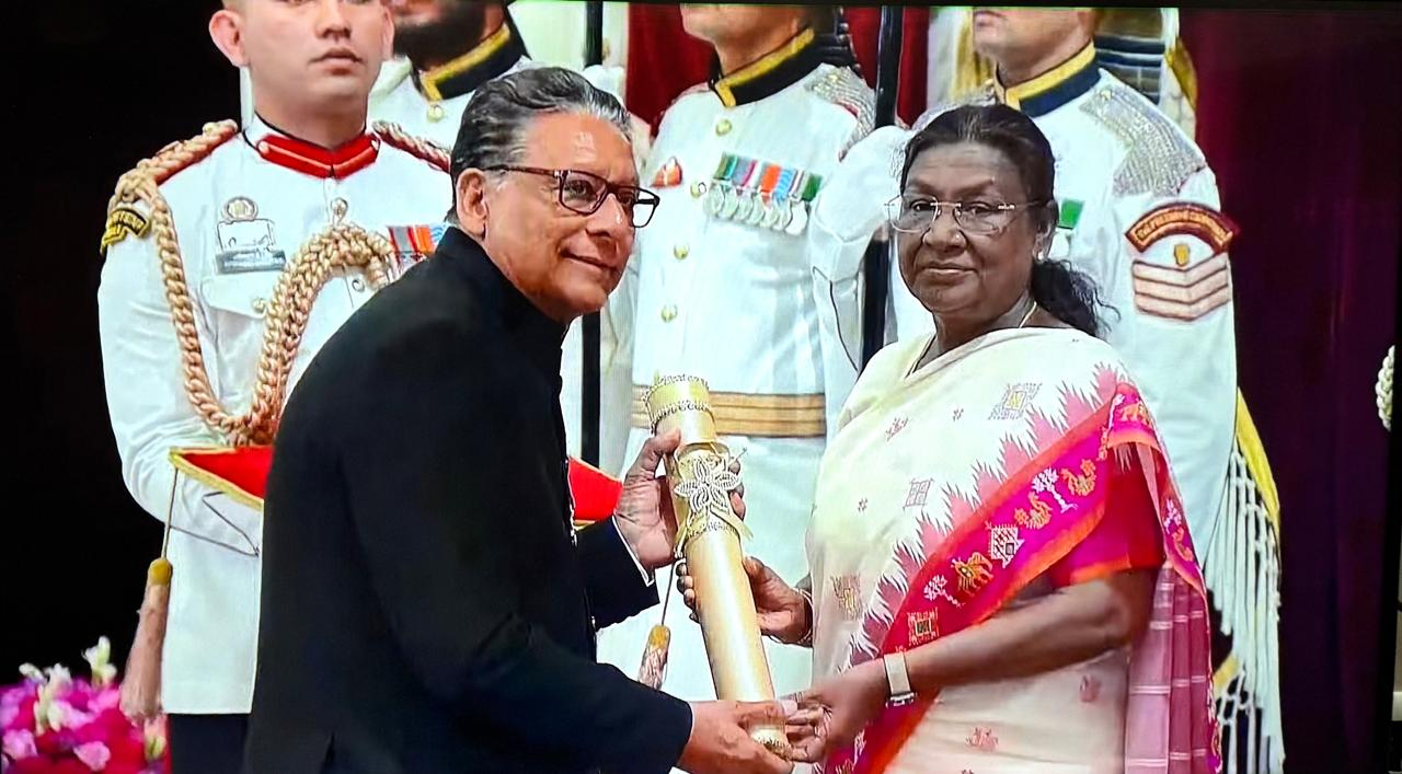 Dr. Vinod Dham receiving Padma Shri Award